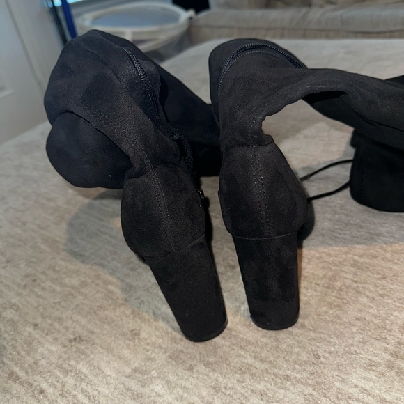 BLACK KNEE HIGH BOOTS/HEELS - Picture 5 of 7